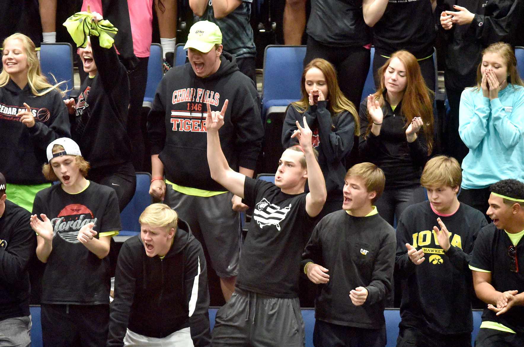 Cedar Falls vs Dowling state volleyball